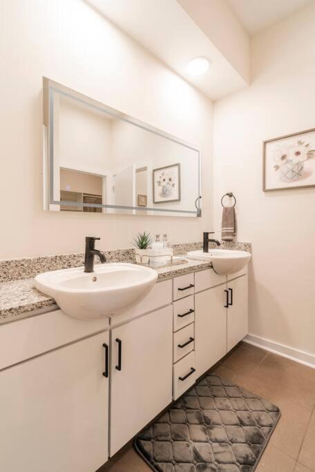 Charming Cozy Apartment With Wi-Fi & Free Parking تشارلوت المظهر الخارجي الصورة