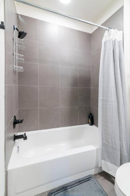 Charming Cozy Apartment With Wi-Fi & Free Parking تشارلوت المظهر الخارجي الصورة